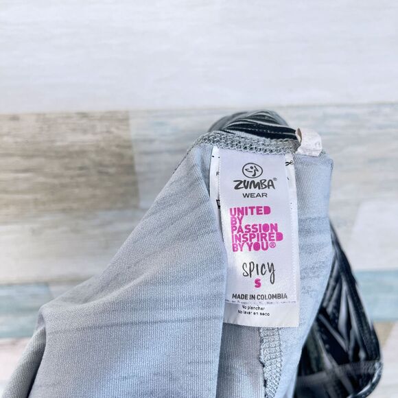 Zumba Capri Leggings Gray Black Print Mid Rise Dance Workout Gym Womens Small - Picture 6 of 7